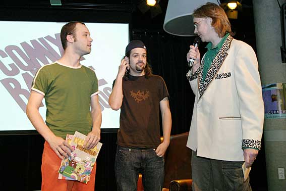 Presentator Kees de Boer ondervraagt Lamelossers Jeroen en Borisover 
	het vak van striptekenaar  (foto: Esther Hereijgers)