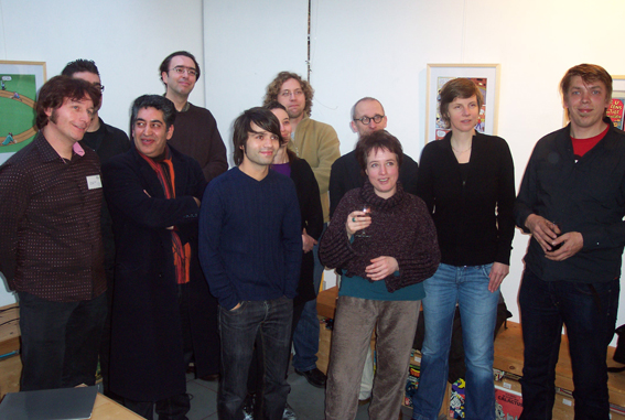 Tijd voor een groepsfoto met de aanwezige tekenaars:
v.l.n.r. Tonio van Vugt, Jan Vriends, Farhad Foroutanian, Peter
de Wit, Floor de Goede,
Maaike Hartjes, Jean-Marc vanTol, Djanko, Sandra de Haan, Farida
Laan en Kito.