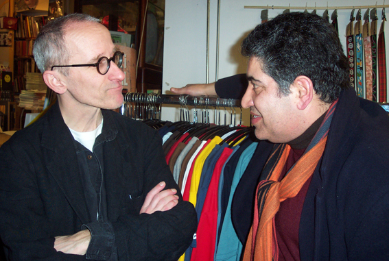 Terwijl Djanko en Farhad Foroutanian elkaar uithoren (over beroepsgeheimen?
de nieuwe collectie T-shirts in Lambiek?)...