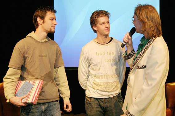 Kees interviewt eerste prijswinnaars Marc de Wolf (links) en Govert 
	van der Heijden. Ja mensen, zo zien de striptekenaars van de toekomst 
	eruit!  (foto: 
	Esther Hereijgers)