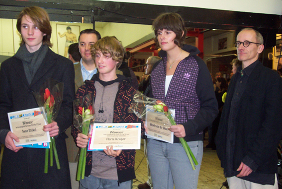 V.l.n.r.: Winnaar Twan Stiekel, deelgemeente-vicevoorzitter en prijsuitreiker
	Michel de Visser,winnaars Floris Kruger en Wendy van der Waal en 
	juryvoorzitter 
	Djanko.