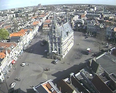 De Grote Markt in Gouda, nu nog ongezellig leeg...